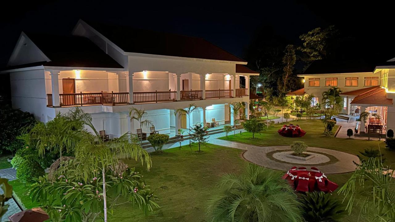 Hotel Earth Light Sauraha Chitwan Extérieur photo